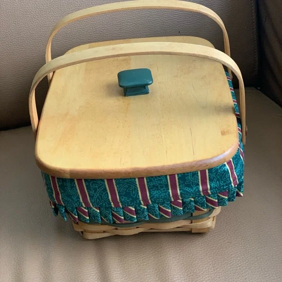 Longaberger Basket with Lid - Picture 6 of 6
